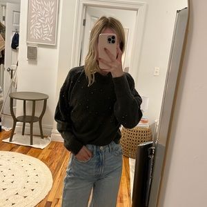 Cozy season! Cute fall barely worn sweater! 🤍